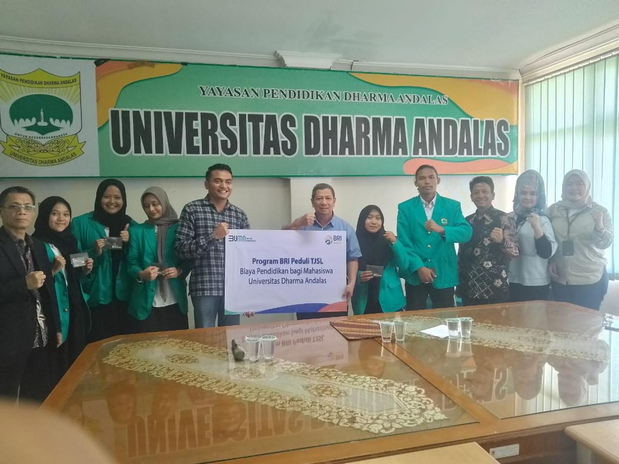 BRI Serahkan Biaya Pendidikan untuk 25 Mahasiswa Universitas Dharma Andalas dalam Program BRI Peduli TJSL, Sinergi 4 Bulan Berbuah Manis