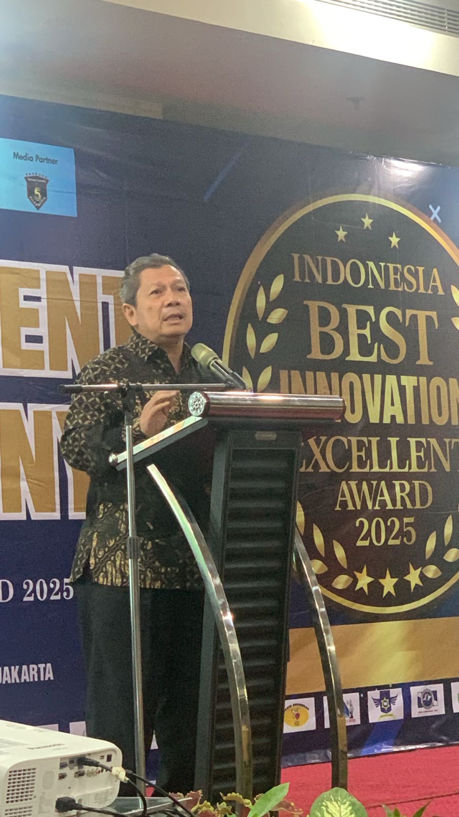 Rektor Universitas Dharma Andalas Terima Penghargaan “Indonesia Best Innovation Excellent Award 2025”